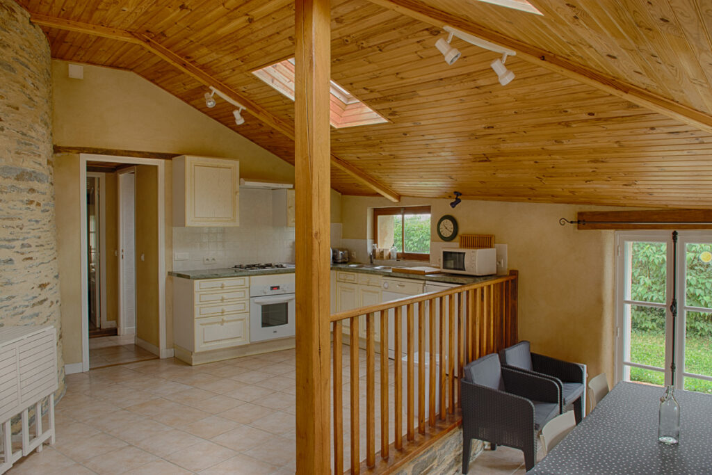 La cuisine, ouverte sur le jardin.