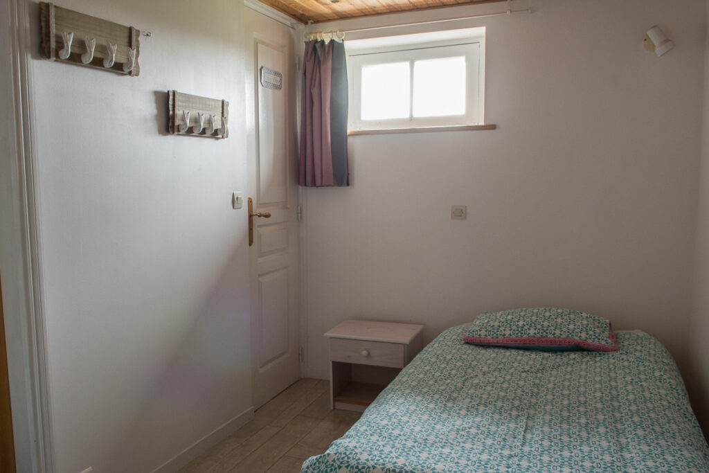 Chambre enfant, un lit 90.
